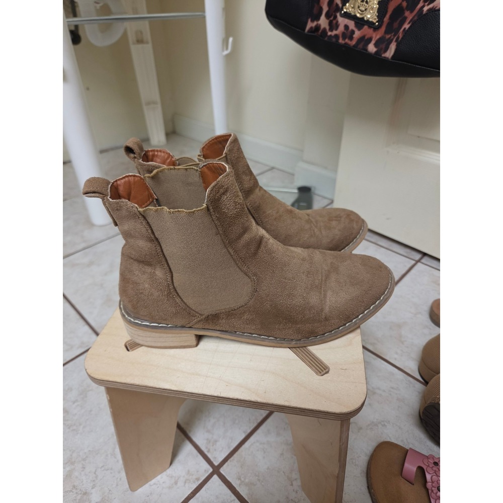 Seven7 Oakwood Chelsea‎ Boots Womens 8 Tan Faux Suede Ankle Booties Low Block